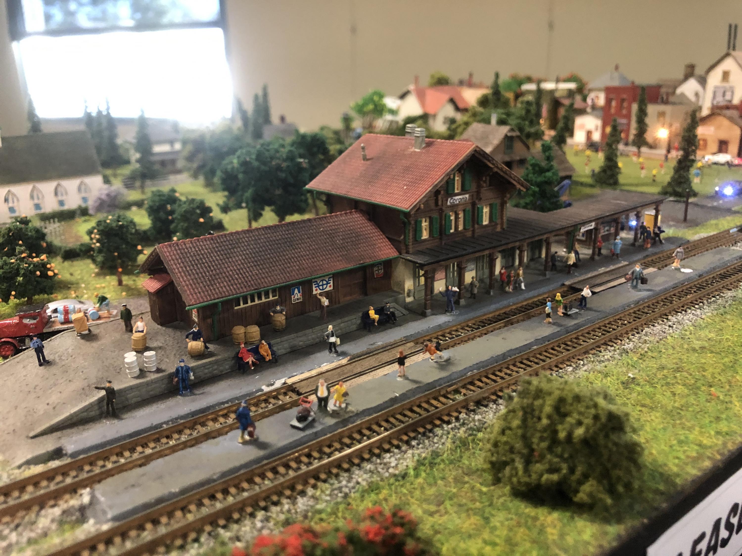 z scale model railroad